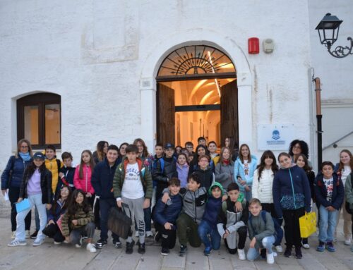 Un viaggio nel tempo: studenti alla scoperta del passato tra le pagine della Community Library